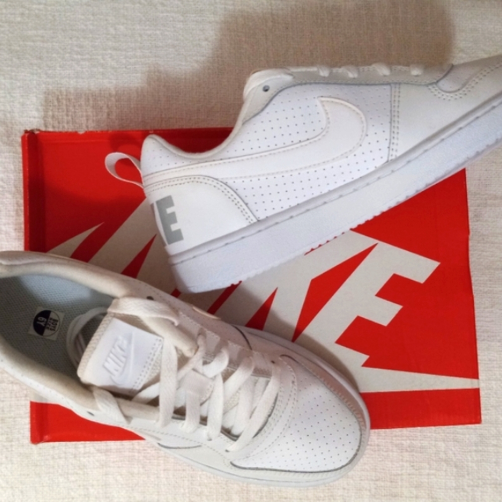 💋NWT - Nike white Court Borough Low  women's 8 / boys 6 Youth. New with